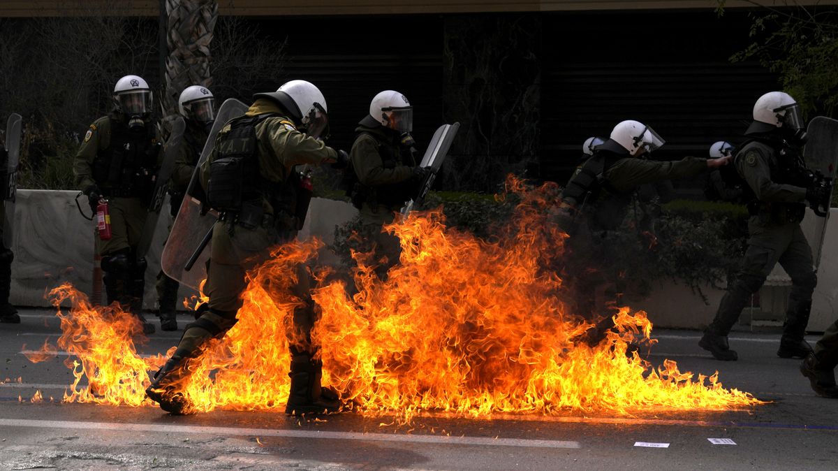 FOTO: Během demonstrace kvůli srážce vlaků házeli v Řecku po policii Molotovovy koktejly